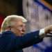 Trump amenaza entre bromas con nuevos aranceles por la “diarrea explosiva”. Esto dijo