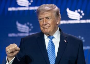 Trump rechaza frenar operativos del ICE; mantiene respaldo a retenes tras casos mortales