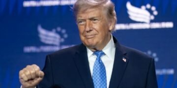Trump rechaza frenar operativos del ICE; mantiene respaldo a retenes tras casos mortales