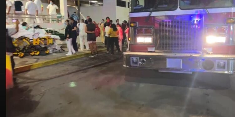 Fuego en área de quirófanos activa operativo de emergencia en el IMSS de Chetumal