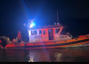 ¡Vivir para contarlo! Rescatan con vida a seis personas tras hundirse embarcación frente al Muelle Fiscal de Chetumal