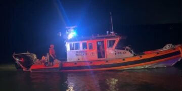 ¡Vivir para contarlo! Rescatan con vida a seis personas tras hundirse embarcación frente al Muelle Fiscal de Chetumal