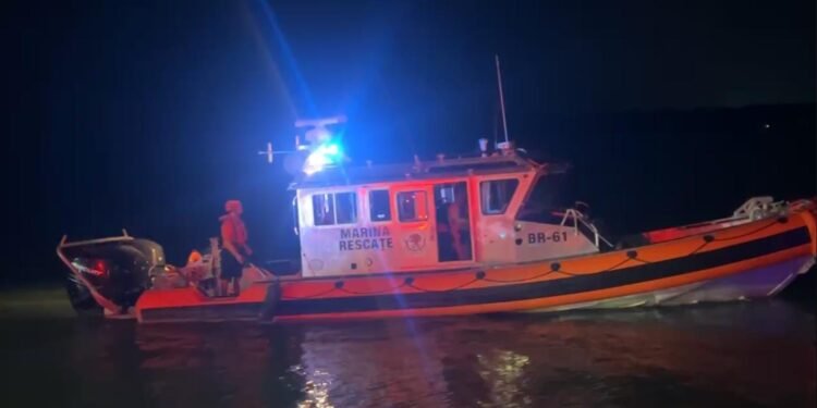 ¡Vivir para contarlo! Rescatan con vida a seis personas tras hundirse embarcación frente al Muelle Fiscal de Chetumal