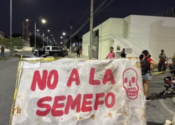 ¡Estalla la protesta en Cancún! Vecinos bloquean avenida para frenar apertura del Semefo