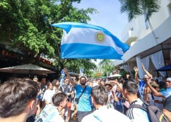 Festejos albicelestes en Quintana Roo tras controversial partido