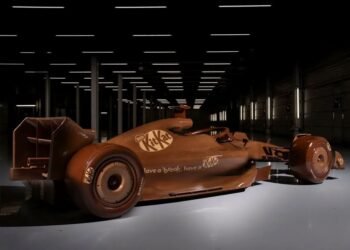 ¡Un auto F1 hecho de chocolate! ¿qué harías primero: tomarte una foto o darle una mordida?