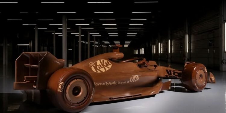 ¡Un auto F1 hecho de chocolate! ¿qué harías primero: tomarte una foto o darle una mordida?