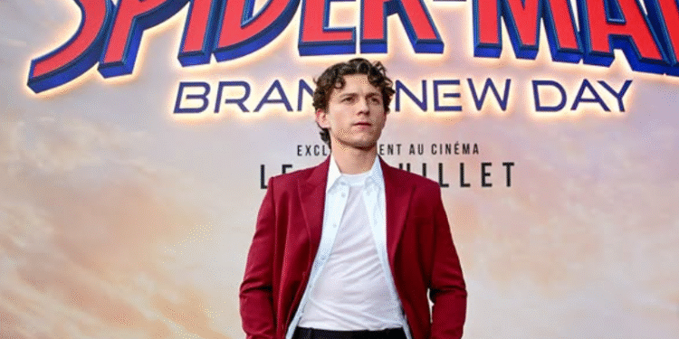¿Viste la bandera que levantaron Tom Holland y Zendaya en su gira por CDMX? Encendió las redes
