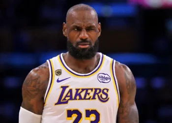 ¡Bombazo en la NBA! LeBron James deja a los Lakers y jugará con los 76ers de Filadelfia