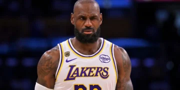 ¡Bombazo en la NBA! LeBron James deja a los Lakers y jugará con los 76ers de Filadelfia