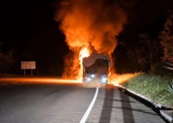 ¿Qué harías si el autobús en el que viajas comienza a incendiarse? Pasó rumbo a Playa del Carmen