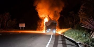 ¿Qué harías si el autobús en el que viajas comienza a incendiarse? Pasó rumbo a Playa del Carmen
