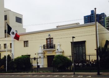 México recupera su representación diplomática en Perú; su bandera vuelve a la embajada