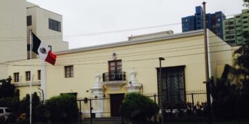 México recupera su representación diplomática en Perú; su bandera vuelve a la embajada
