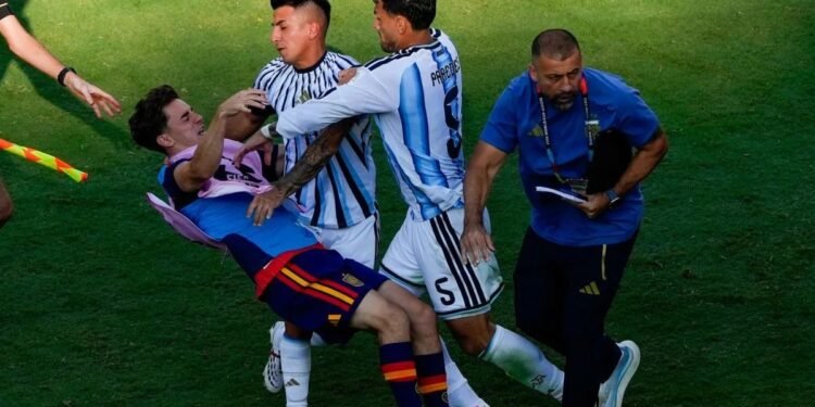 De la derrota al castigo: duras sanciones para Paredes y Molina tras la final mundialista