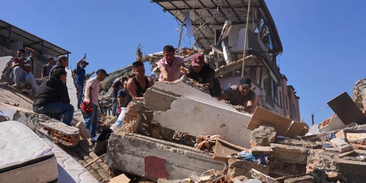 Dos mexicanos están desaparecidos tras el terremoto en Colombia; los buscan en Pereira