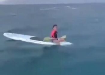 ¿Cómo terminó sola en el mar? Localizan a menor en una tabla frente a Punta Arena