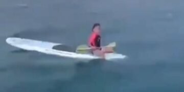 ¿Cómo terminó sola en el mar? Localizan a menor en una tabla frente a Punta Arena