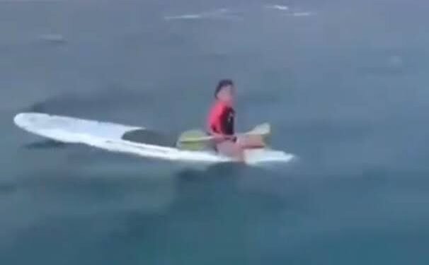 ¿Cómo terminó sola en el mar? Localizan a menor en una tabla frente a Punta Arena