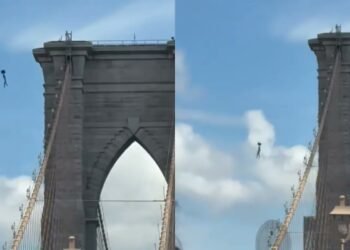 Salto extremo en Nueva York: hombre se lanza desnudo desde el Puente de Brooklyn