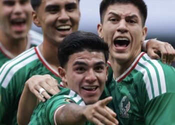 ¡Baño de campeón! Jugadores del Tri irrumpen en conferencia y empapan a Álex Diego