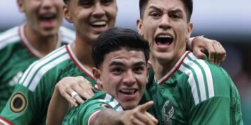 ¡Baño de campeón! Jugadores del Tri irrumpen en conferencia y empapan a Álex Diego