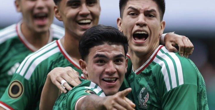¡Baño de campeón! Jugadores del Tri irrumpen en conferencia y empapan a Álex Diego