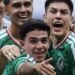 ¡Baño de campeón! Jugadores del Tri irrumpen en conferencia y empapan a Álex Diego