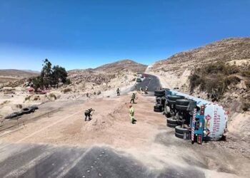 Alerta química en Caborca: vuelca pipa y derrama 2 mil litros de ácido sulfúrico