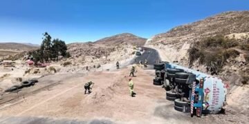 Alerta química en Caborca: vuelca pipa y derrama 2 mil litros de ácido sulfúrico