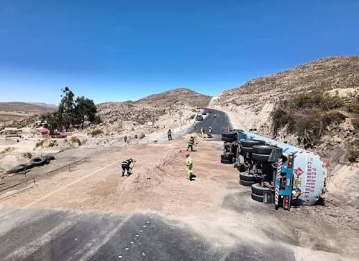 Alerta química en Caborca: vuelca pipa y derrama 2 mil litros de ácido sulfúrico