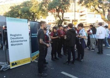 Argentina marca fuera de lugar a deudores alimentarios: no entran al estadio