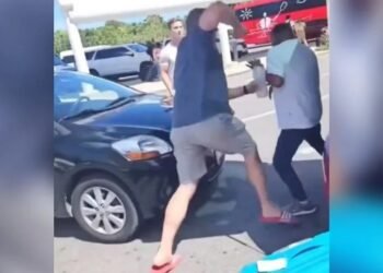 ¡Se calentaron los ánimos! Un turista y taxista terminan a golpes cerca del Aeropuerto de Cancún