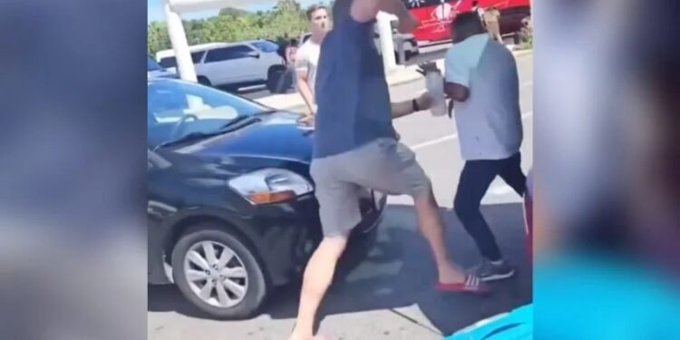 ¡Se calentaron los ánimos! Un turista y taxista terminan a golpes cerca del Aeropuerto de Cancún