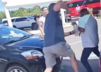 ¡Se calentaron los ánimos! Un turista y taxista terminan a golpes cerca del Aeropuerto de Cancún