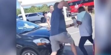 ¡Se calentaron los ánimos! Un turista y taxista terminan a golpes cerca del Aeropuerto de Cancún