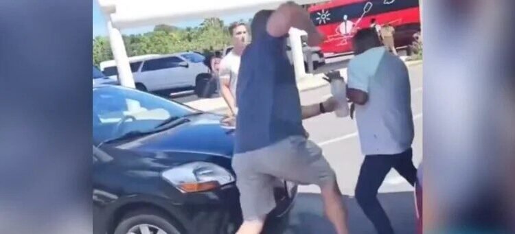 ¡Se calentaron los ánimos! Un turista y taxista terminan a golpes cerca del Aeropuerto de Cancún