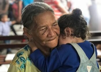 Criaron a sus hijos y ahora cuidan a sus nietos: la deuda que se tiene con los abuelos