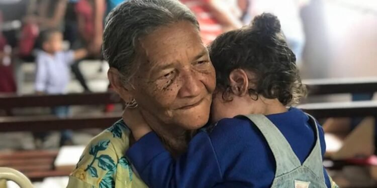Criaron a sus hijos y ahora cuidan a sus nietos: la deuda que se tiene con los abuelos