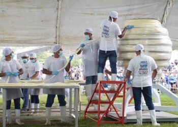 ¡Orgullo chiapaneco! Pijijiapan rompe Récord Guinness con el quesillo más grande del mundo