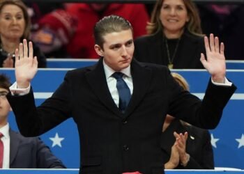 Irán difunde amenaza contra Barron Trump y menciona recompensa de 10 millones de dólares