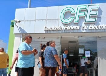 Vecinos de Playa del Carmen se plantan en la CFE: “¡Ya basta de apagones!”