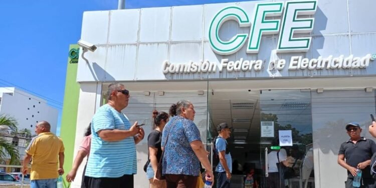 Vecinos de Playa del Carmen se plantan en la CFE: “¡Ya basta de apagones!”