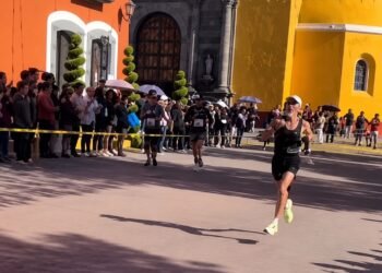 Video capta cuando taclean a corredor de la tercera edad en Huamantla; esta fue la respuesta de los organizadores