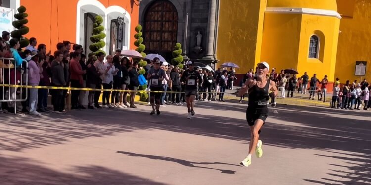 Video capta cuando taclean a corredor de la tercera edad en Huamantla; esta fue la respuesta de los organizadores