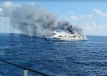 Ferry se incendia en Indonesia; reportan cinco muertos y 41 desaparecidos