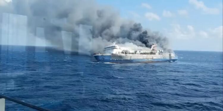 Ferry se incendia en Indonesia; reportan cinco muertos y 41 desaparecidos