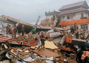 Pánico en Indonesia: potente sismo de 7.7 grados daña viviendas y activa alerta de Tsunami
