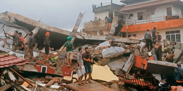 Pánico en Indonesia: potente sismo de 7.7 grados daña viviendas y activa alerta de Tsunami
