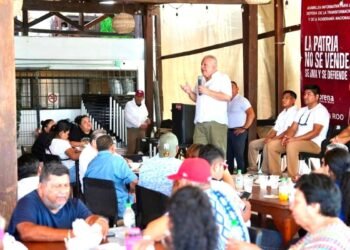 Rafa Marín conversa con pescadores y cooperativistas de Puerto Juárez en asamblea informativa